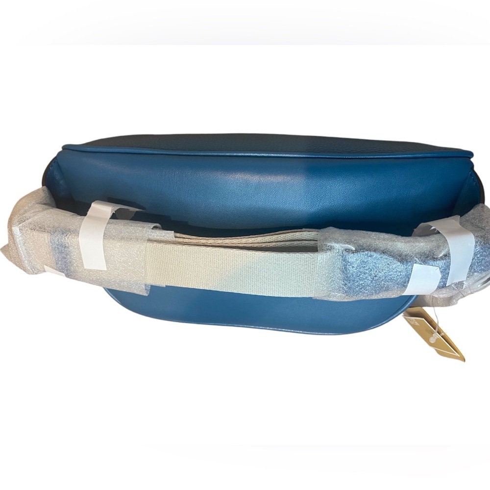 Authentic Michael Kors Korsmaisie a large Pebble 2 in 1 Sling Pack.. - Picture 4 of 9